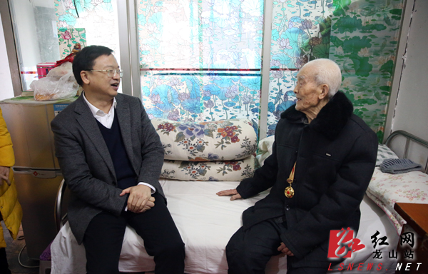 龙山县委书记周云走访慰问人武部官兵及老红军