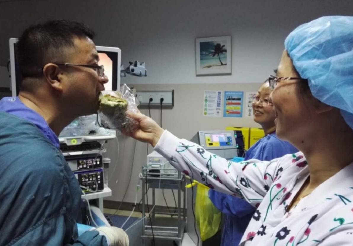 医生手术时胃痉挛 忍痛完成关键步骤 倒地休克去年7月,浙江乐清的邵