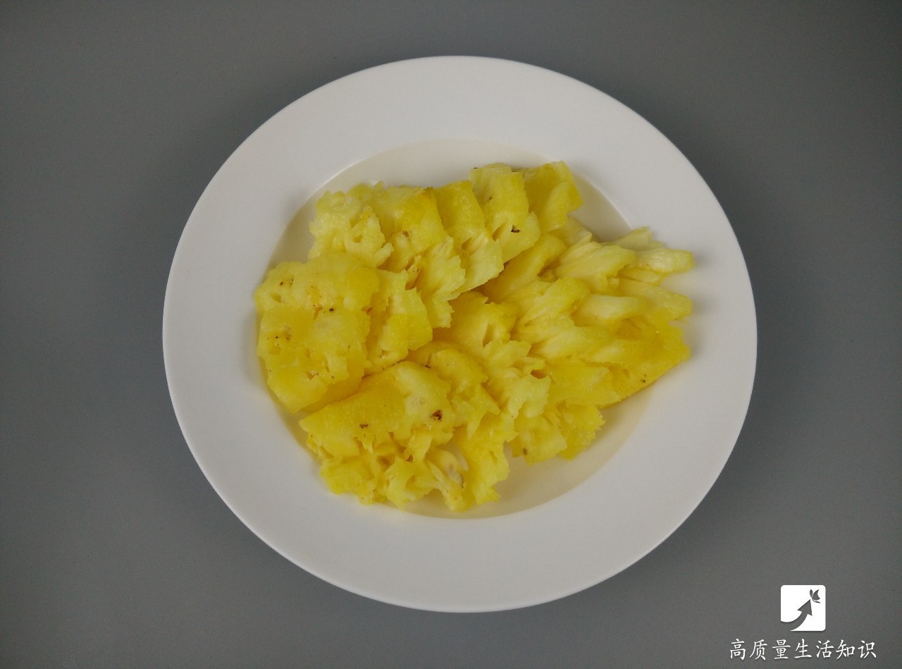 再把猕猴桃果肉切成扇形 摆到盘子中,鲜翠欲滴 让人忍不住就想吃 5