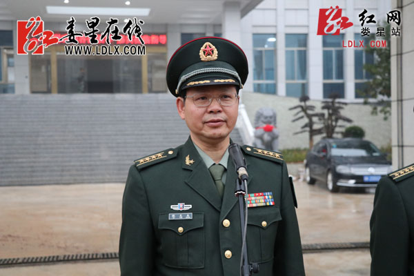 军分区司令员欧友生出席仪式并宣布新营房正式启用娄星区委书记彭健初
