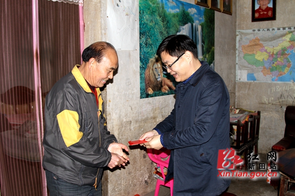 新田县委副书记易先平节前慰问困难群众和退休干部