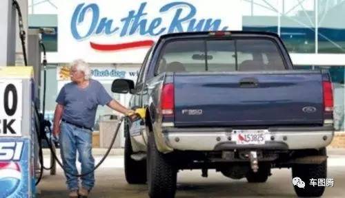 老司机都不一定知道，在国外自驾怎么给汽车加油？