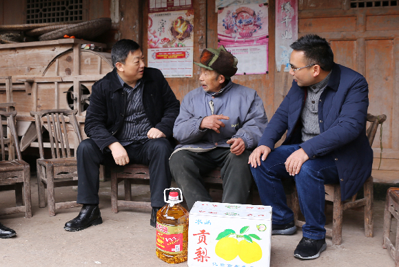 石柱:龙集华看望慰问困难党员和群众