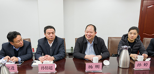 山东寿光蔬菜产业控股集团有限公司董事长杨明(右二),山东寿光蔬菜