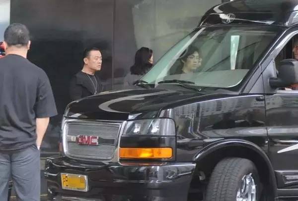 周立波被捕，他这些价值千万豪车怎么办？