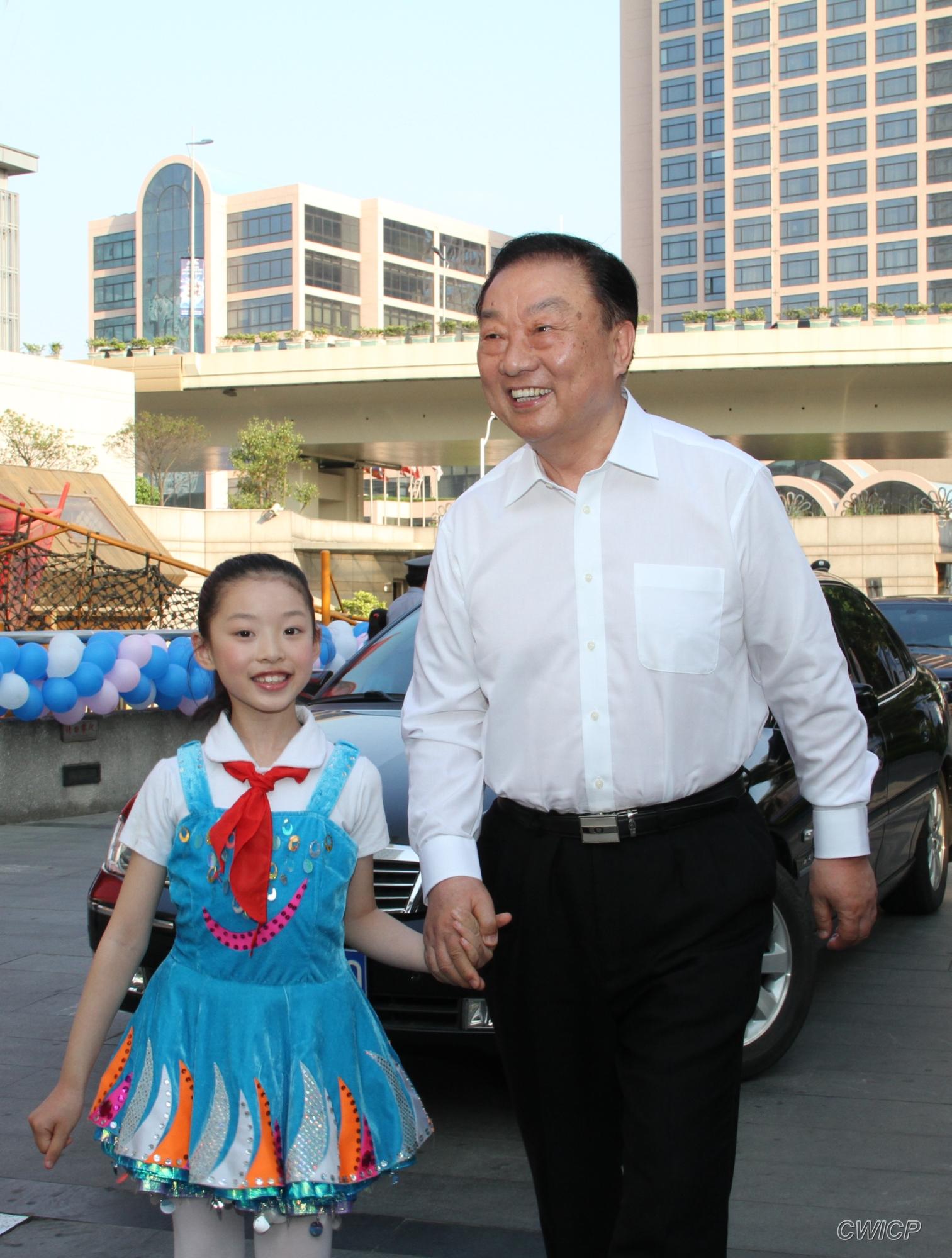 周慕尧:上海人做事精细,守规矩,把事情交到上海,外交部就放心了