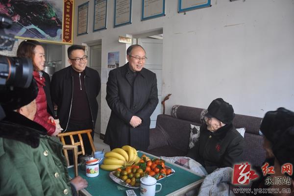 永顺县委书记石治平(中)在塔卧镇敬老院与老人们亲切交谈.