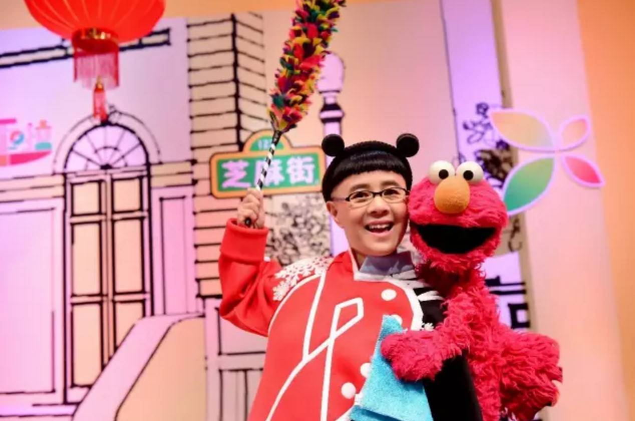 和少儿频道的主持人鞠萍姐姐,金龟子,红果果,绿泡泡,金豆,毛毛虫一起