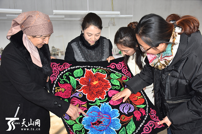 通讯员陈伟启摄影报道)春节临近,订单火爆,吉木萨尔县老台乡阿克托别