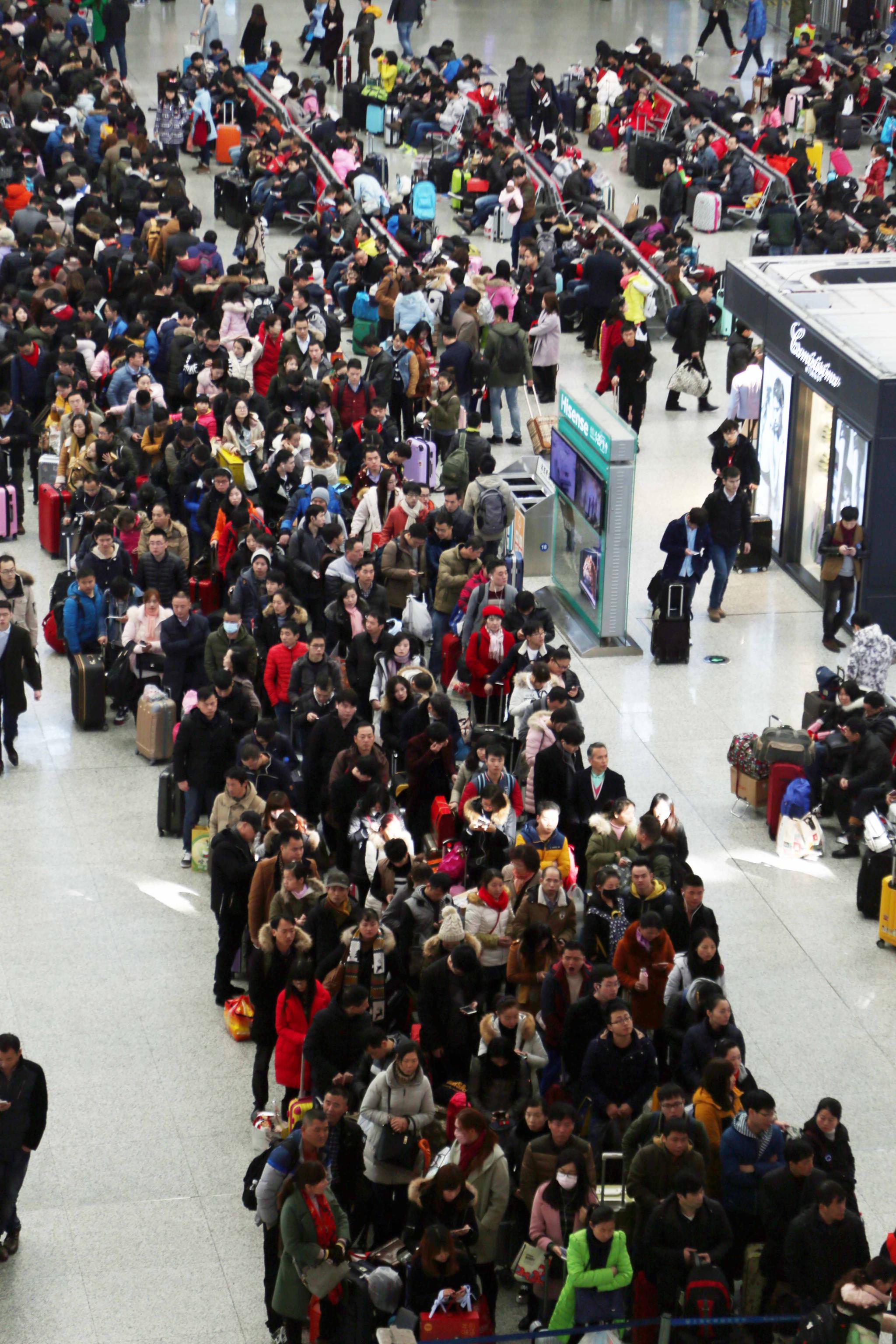 上海铁路迎春运高峰 虹桥火车站"人从众"
