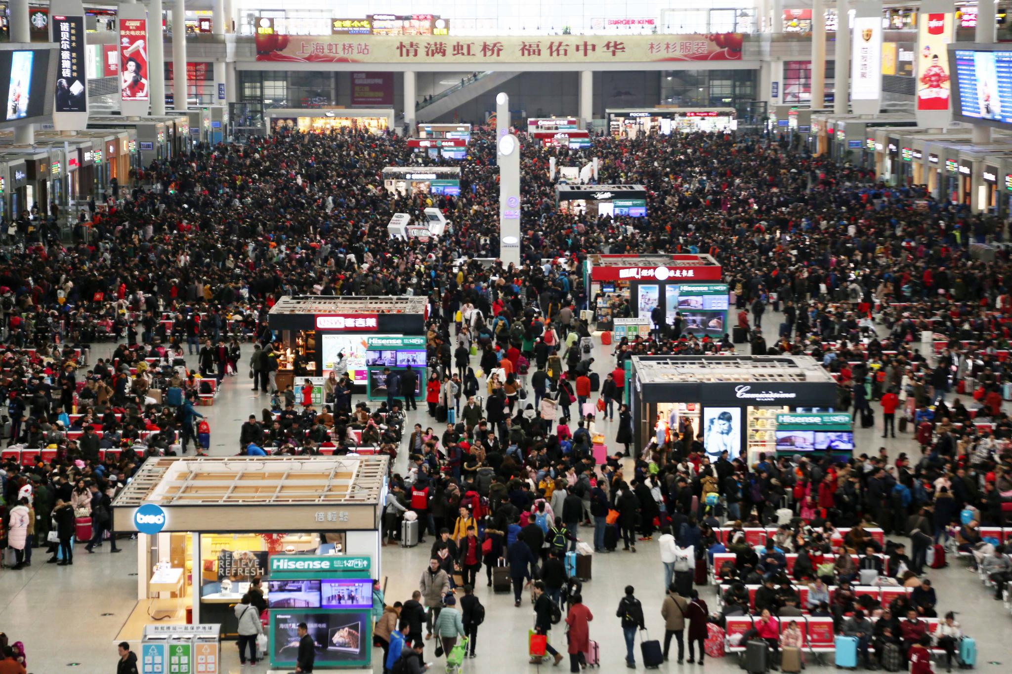 上海铁路迎春运高峰 虹桥火车站"人从众"