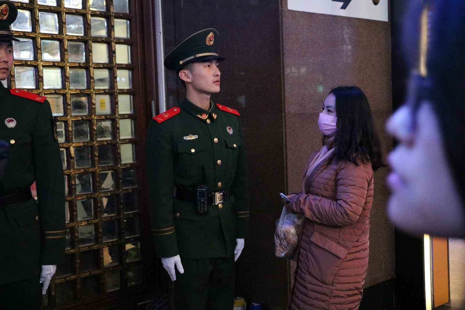 武警官兵护航春运 每日执勤达十八小时