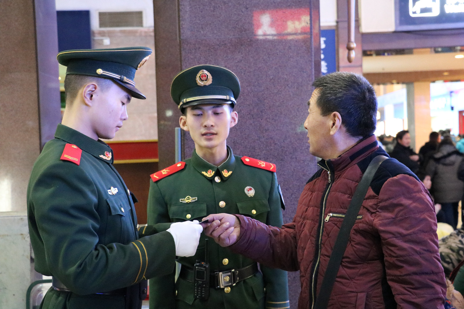 武警官兵护航春运 每日执勤达十八小时