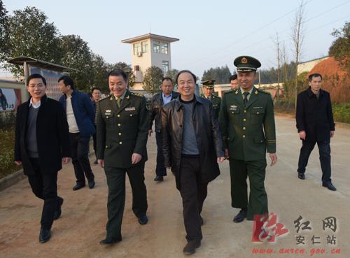 1月22日,湖南安仁县委书记李小军深入工作现场,看望慰问春节期间坚守