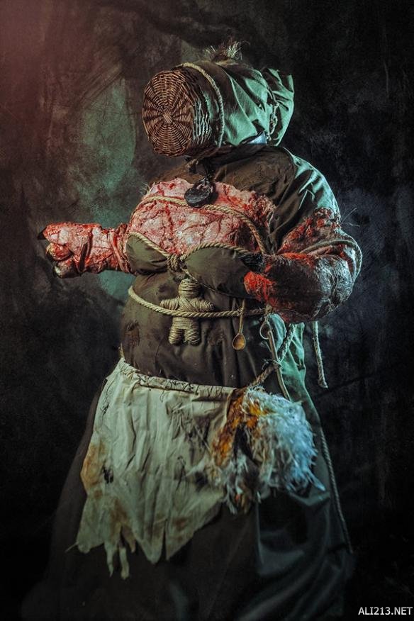 这位coser带来了《巫师3:狂猎》中的女巫婆cos,服饰,发色,场景都有如