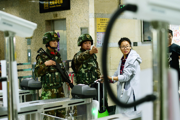 深圳武警为春运保驾护航,日均巡逻40000步