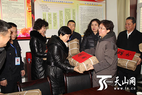 新疆开展2017年春节"我们的中国梦—文化进万家" 送书到基层活动