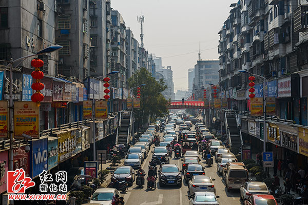 人们盼望过年的气氛也越来越浓厚,不经意间,湖南省新化县城区的主要