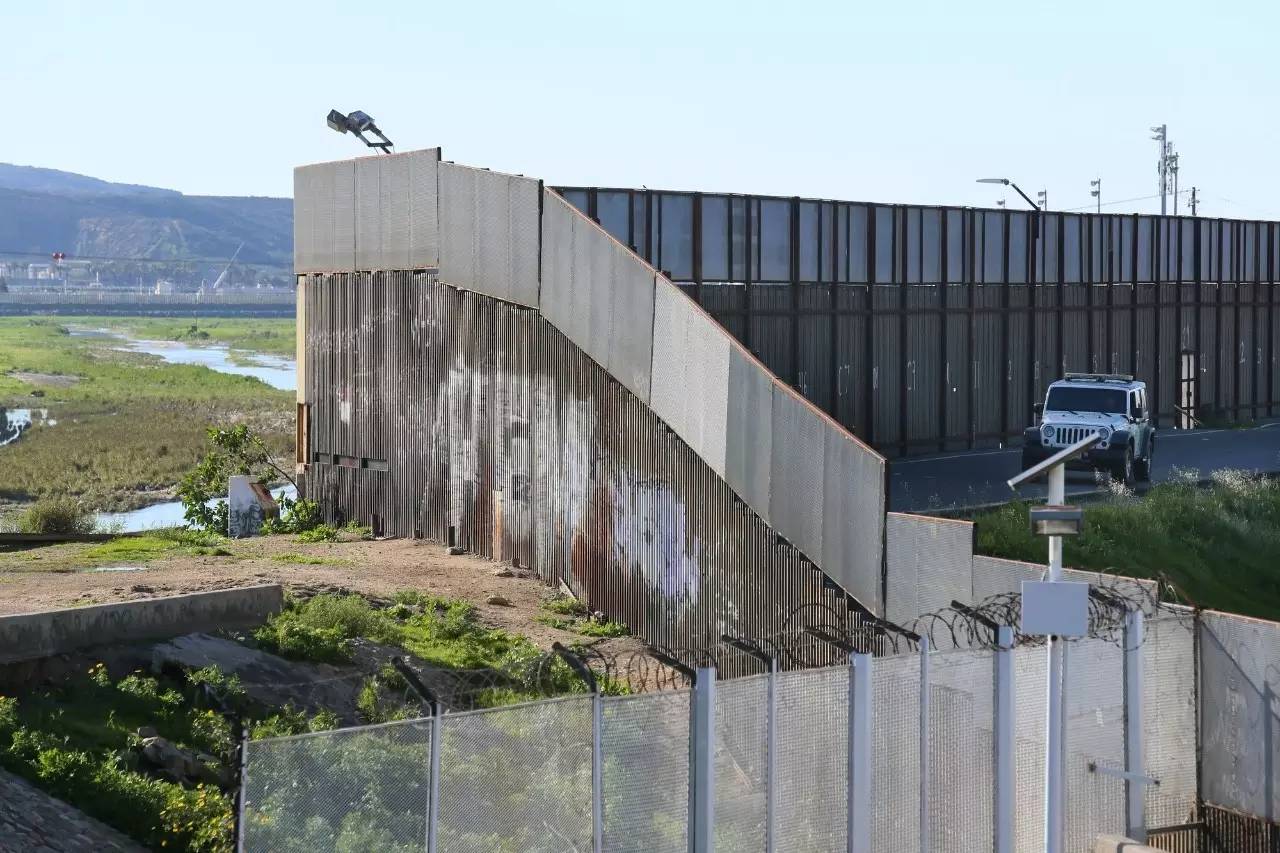 旨在通过建立一道绵延千里的屏障,阻止大批非法移民从墨西哥进入美国