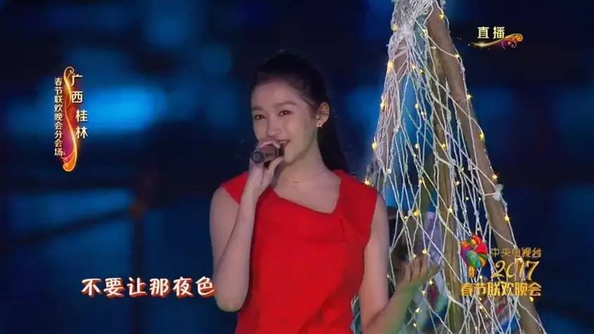 和关晓彤马天宇携手上春晚这小伙是谁啊
