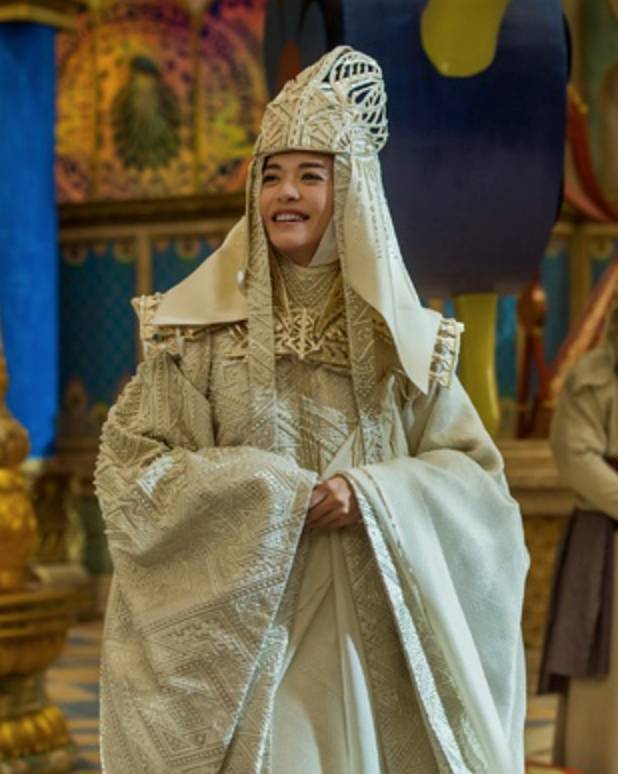 里,黄飞鸿师父的同伴在乱中不慎杀死了白莲教的一个类似于圣女般的