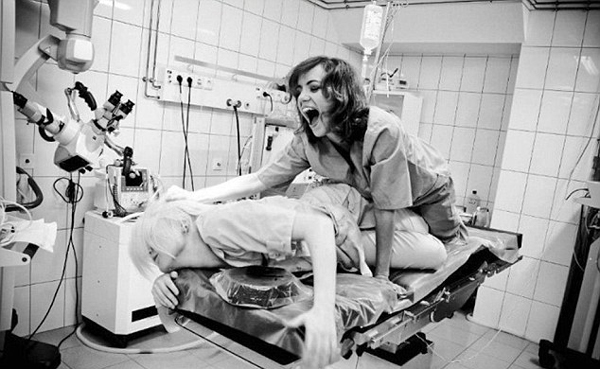 俄女医生托尸体头部合影引热议被批有失妥当