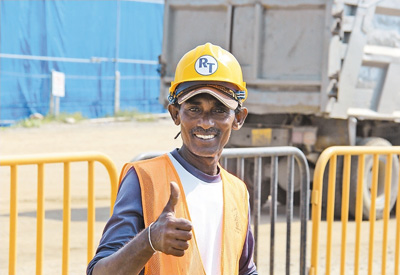 斯里兰卡工程人员 图源：人民日报
