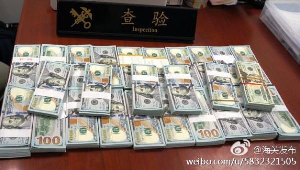 开箱查验后,海关关员发现大量叠装整齐的1060万日币现金,折合人民币约