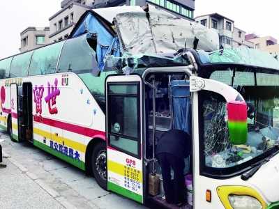 4日,一辆载有浙江游客的游览车在高雄发生事故,游览车车头受损 图