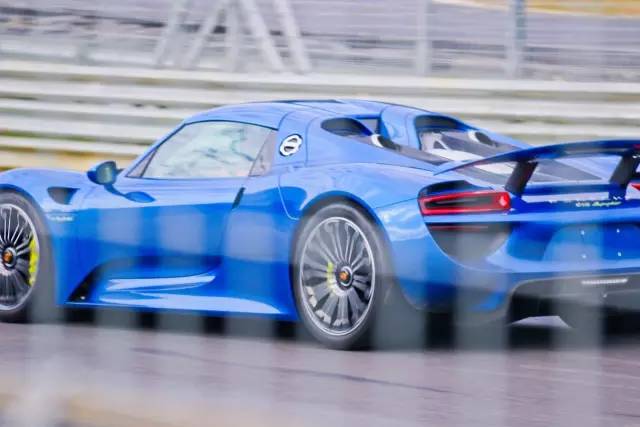 职业车手：为何保时捷918秒杀布加迪威航