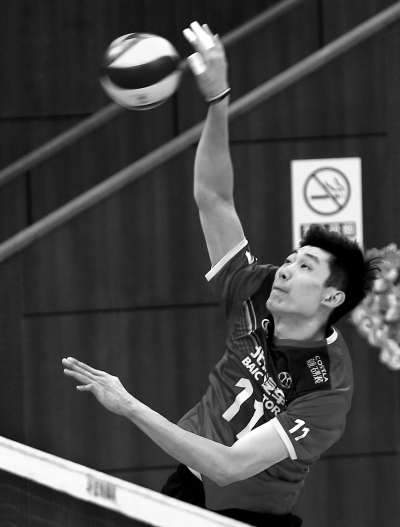 一路势不可挡的江川,昨天下午在与四川男排的半决赛首回合中"哑火"了