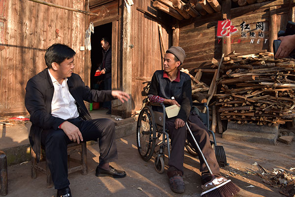 沅陵县委书记钦代寿走访官庄牌楼边村残疾扶贫结对户向明健