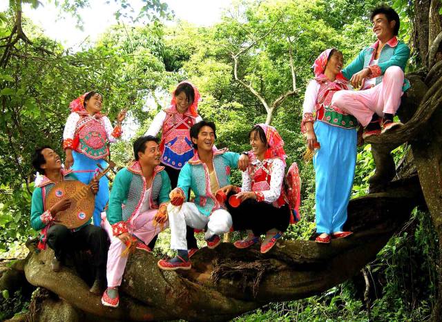 在壮族社会中,男女通常在十二三岁起就须学会唱几首山歌,到十七八岁时