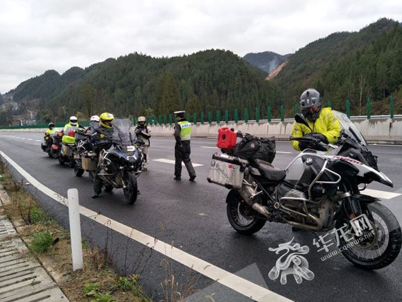 5个风一样的车手把摩托骑上高速 各罚200元