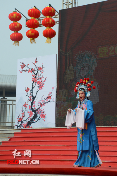 最新提示 宁乡县委常委,县委宣传部部长彭娟(右)为宁乡县花鼓戏剧团