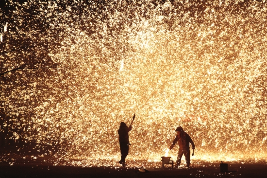 徒手击打1600℃铁水 湖南铁花艺人多是补锅匠