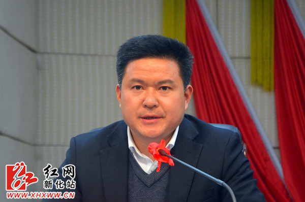 县长左志锋主持会议新化县委书记朱前明讲话会议现场