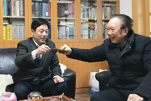 2月9日下午,省交通运输厅党组书记,厅长郭剑彪一行到老厅长郭学焕家中