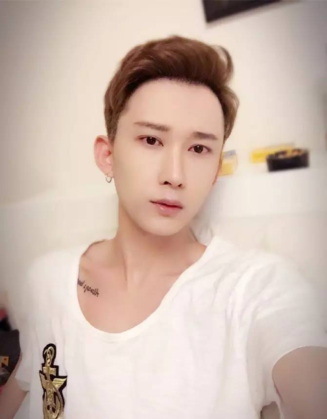 昔日快男与同性爱人曝床照黑历史被扒