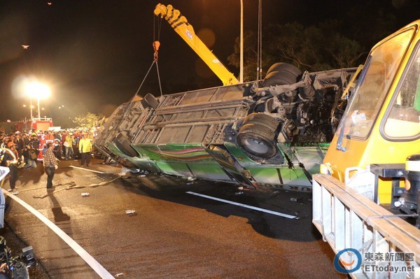 台游览车事故女大学生罹难校方提前颁毕业证