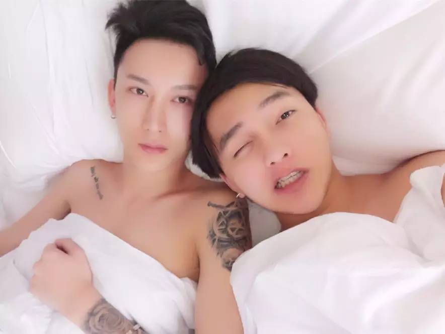 "惹,应该不是卖腐,看来已经在一起hin久了~虽然并不知道这二位是哪来