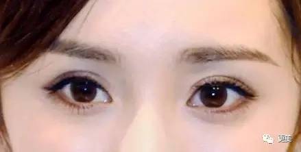 还有很多女明星,双侧眼的形状也不完全对称而且眼神很深邃李嘉欣的