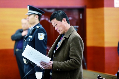 上午,内蒙古巴彦淖尔市中级人民法院宣判王力军无罪,王力军在庭上看