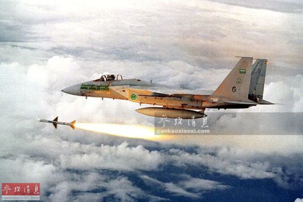 图为沙特空军F-15C战机发射AIM-7导弹资料图。