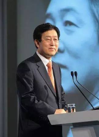 崔志成,今年66 岁,已经在三星工作超过30 年,而他是李在镕在三星的