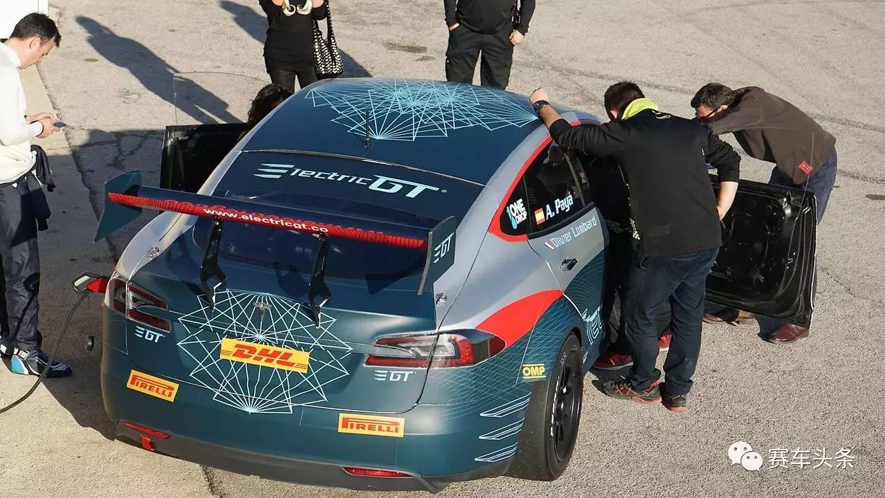 别人已经开始玩电动赛车了……