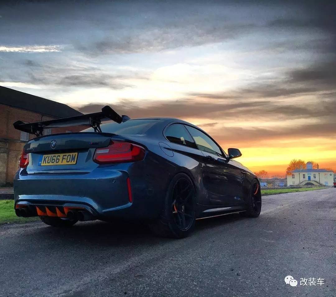 买不到原厂爆改的M4 GTS，M2也可以解解馋