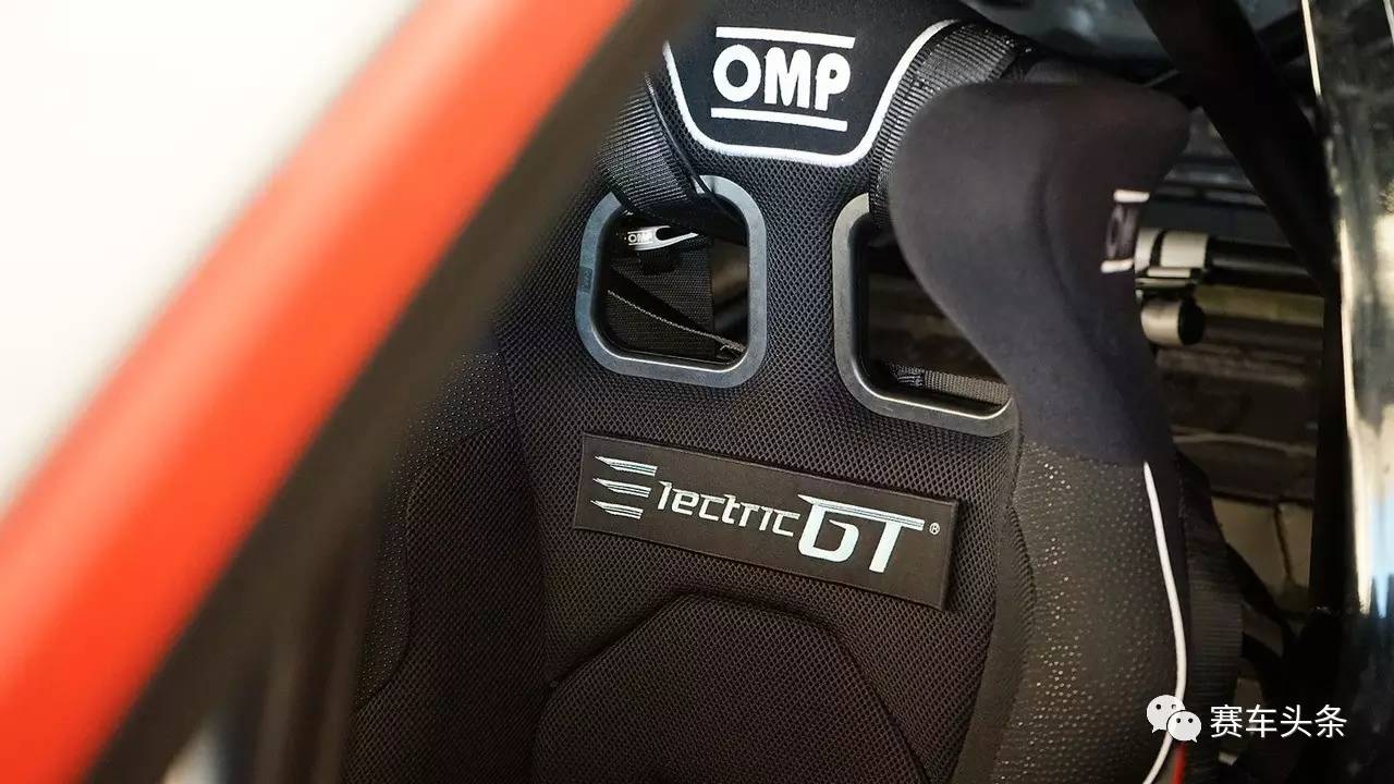 别人已经开始玩电动赛车了……