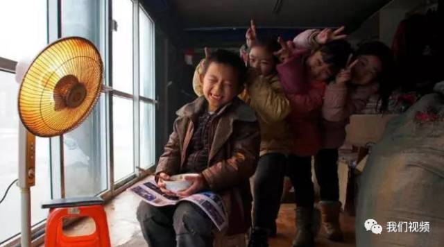 收养孩子吧:她收养103个孩子欠下200万 自己患癌却住不起院 ▲李利娟收养的孩子 来源:新浪图片