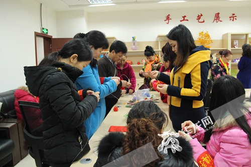 两江新区:84岁婆婆开培训班 教授邻居手工技能